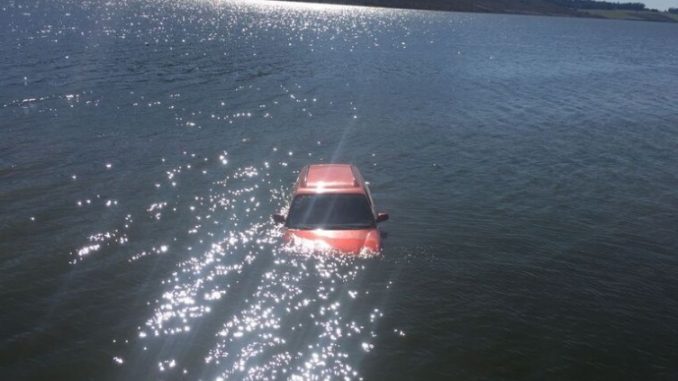 Auto en el agua