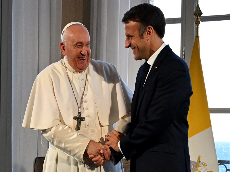 Francisco se reunió con Macron para charlar sobre guerra, migrantes y eutanasia