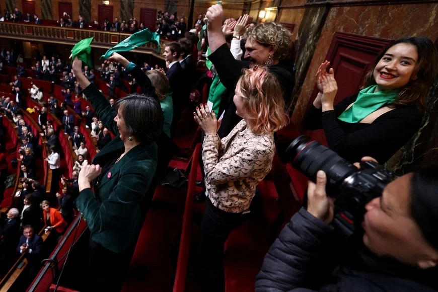 Francia incluyó el derecho al aborto en su Constitución