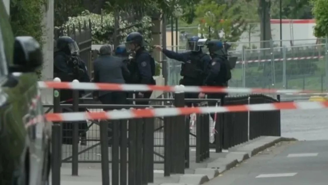 París: Detuvieron a un hombre que amenazó con inmolarse en el consulado de Irán